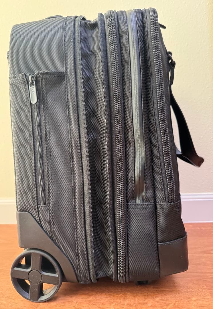 ヴィクトリノックス ブラック ビジネスキャリーケース 拡張可能 伸縮式ハンドル