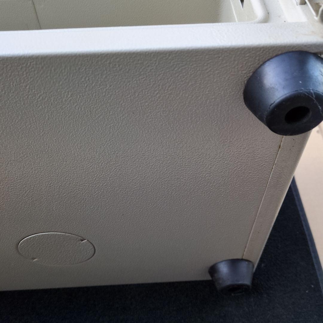 耐火金庫 。アイボリーキャッシュボックス 回転式鍵付き。１h耐火・衝撃落下。