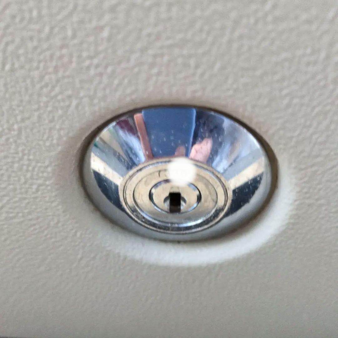 耐火金庫 。アイボリーキャッシュボックス 回転式鍵付き。１h耐火・衝撃落下。