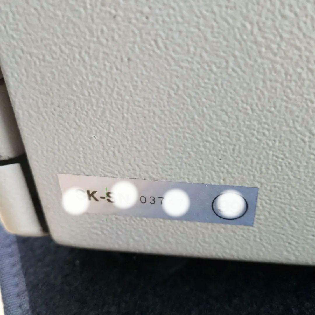 耐火金庫 。アイボリーキャッシュボックス 回転式鍵付き。１h耐火・衝撃落下。