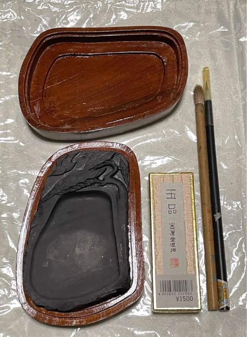 彫刻石硯 松と鳥 唐木箱入り ＆ 墨と筆2本セット