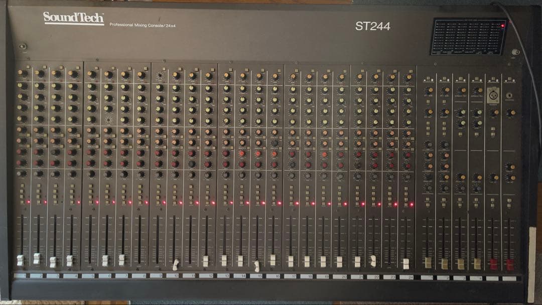 Soundtech ST244 24チャンネルミキサー