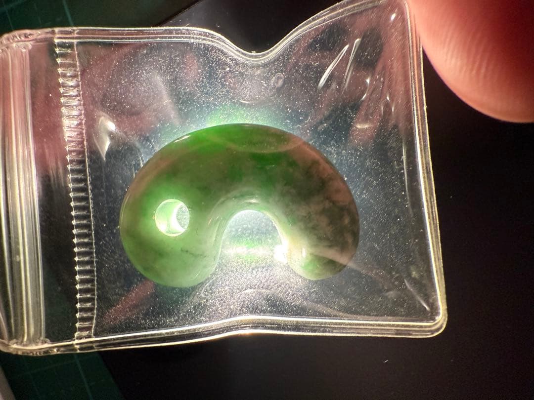 糸魚川翡翠‼️小滝産地‼️勾玉‼️大変に美しい柄‼️希少‼️破格出品‼️送料無料‼️