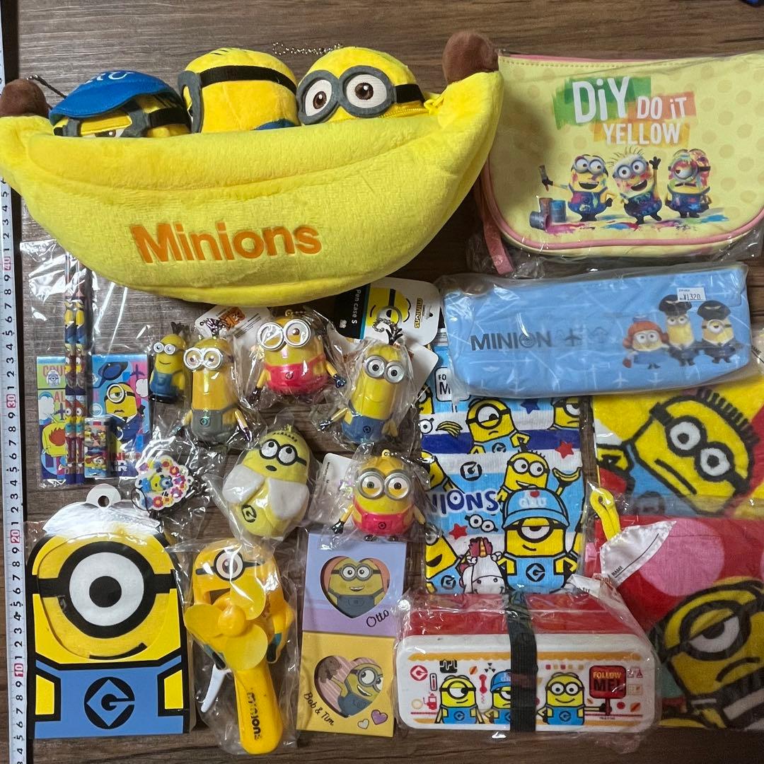 ミニオンズ　グッズセット　お弁当箱、ぬいぐるみマスコット、タオル、文具　ミニオン