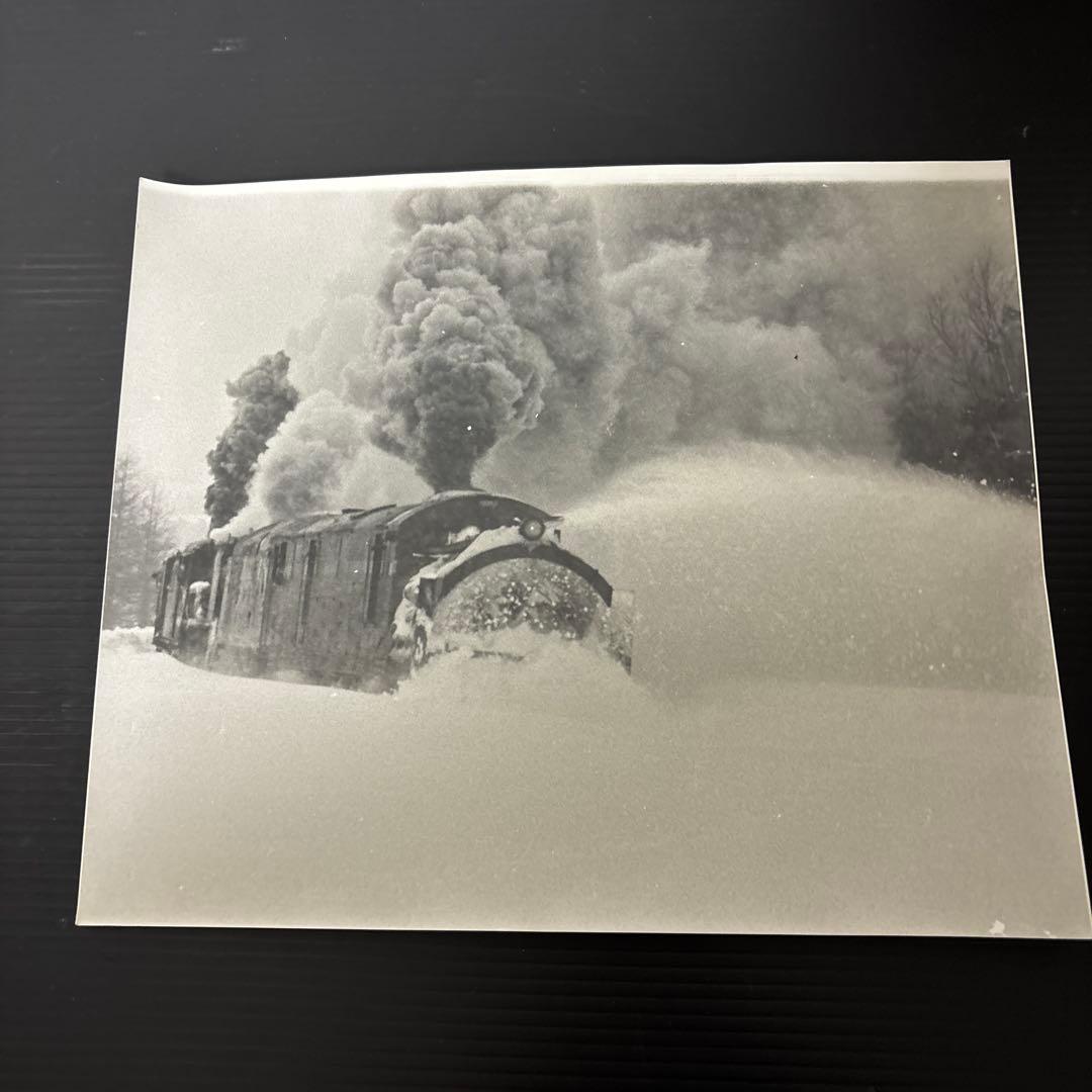 蒸気機関車 雪の中 モノクロ写真