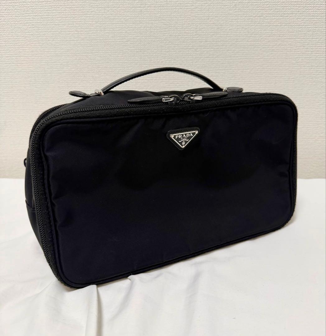 PRADA ブラックナイロンハンドバッグ