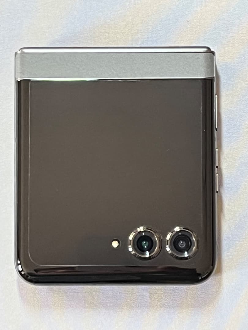 【値下げ】Motorola RAZR50 512GB SIMフリー コアラグレイ