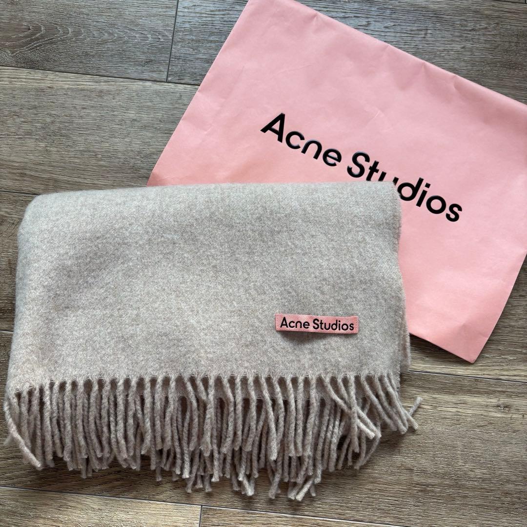 Acne Studious ベージュマフラー