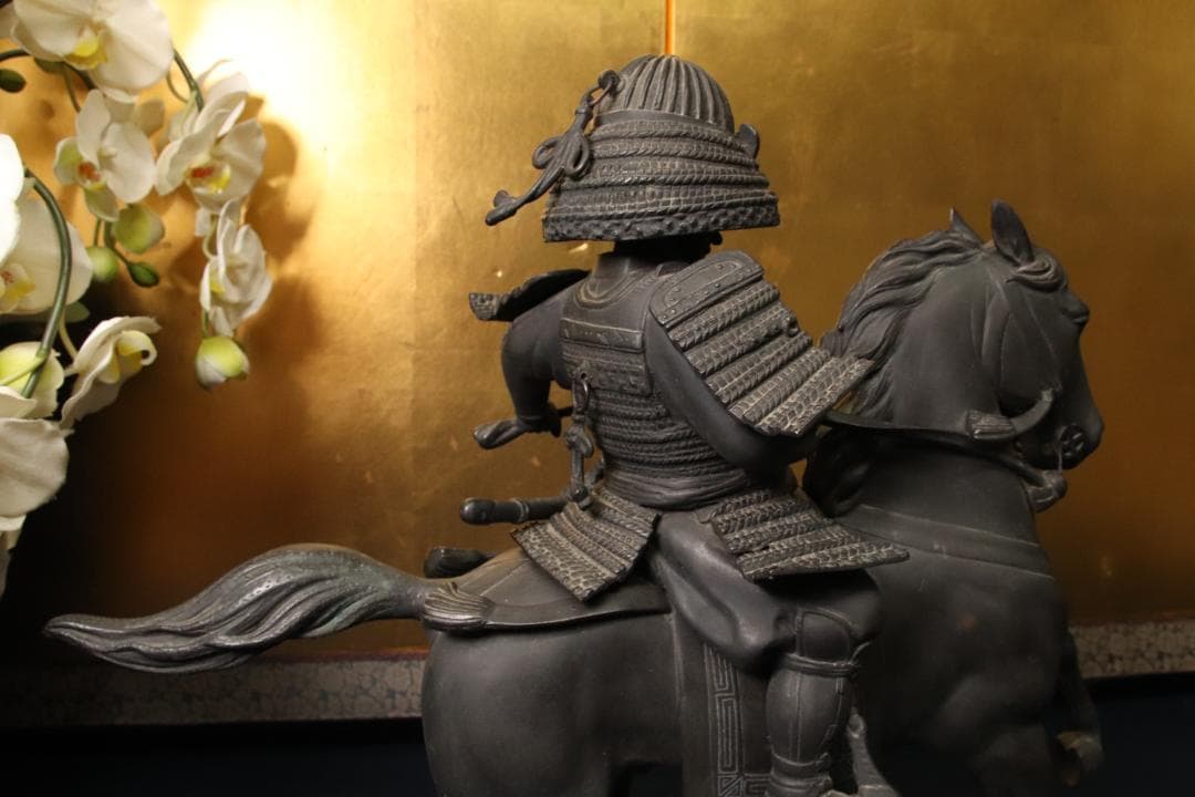 金工師　美雪作　古銅製　銀象嵌　楠木正成公　高さ48㎝　重さ14㎏ EE001