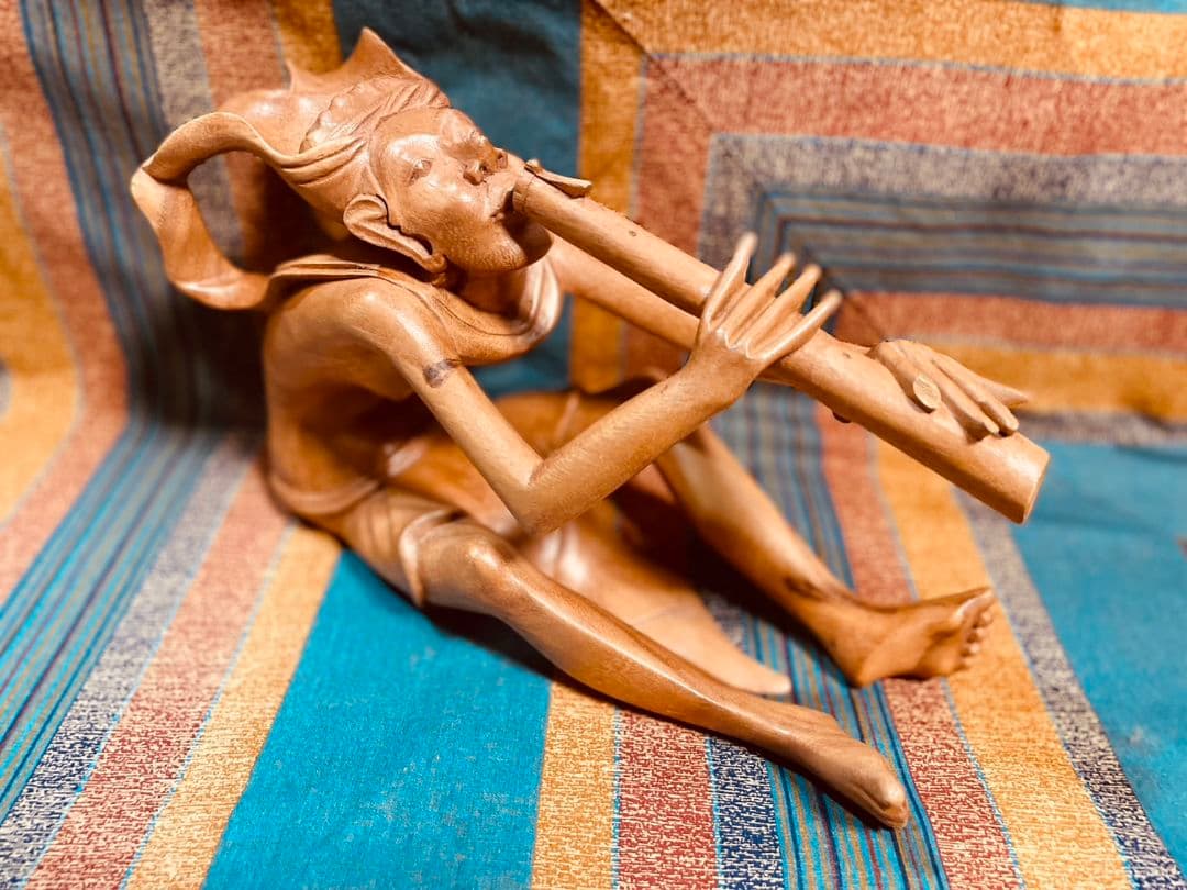 手彫りのフルート奏者　インドネシア