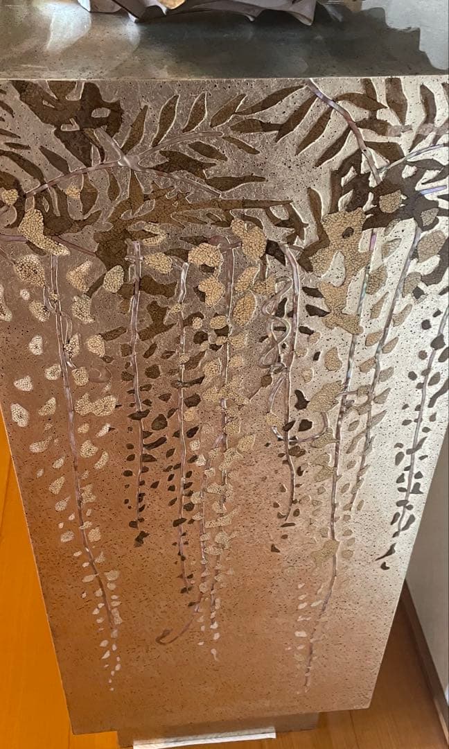 ドン・シェル・メタルウェアの鍾乳石花瓶スタンドとアロエの花瓶