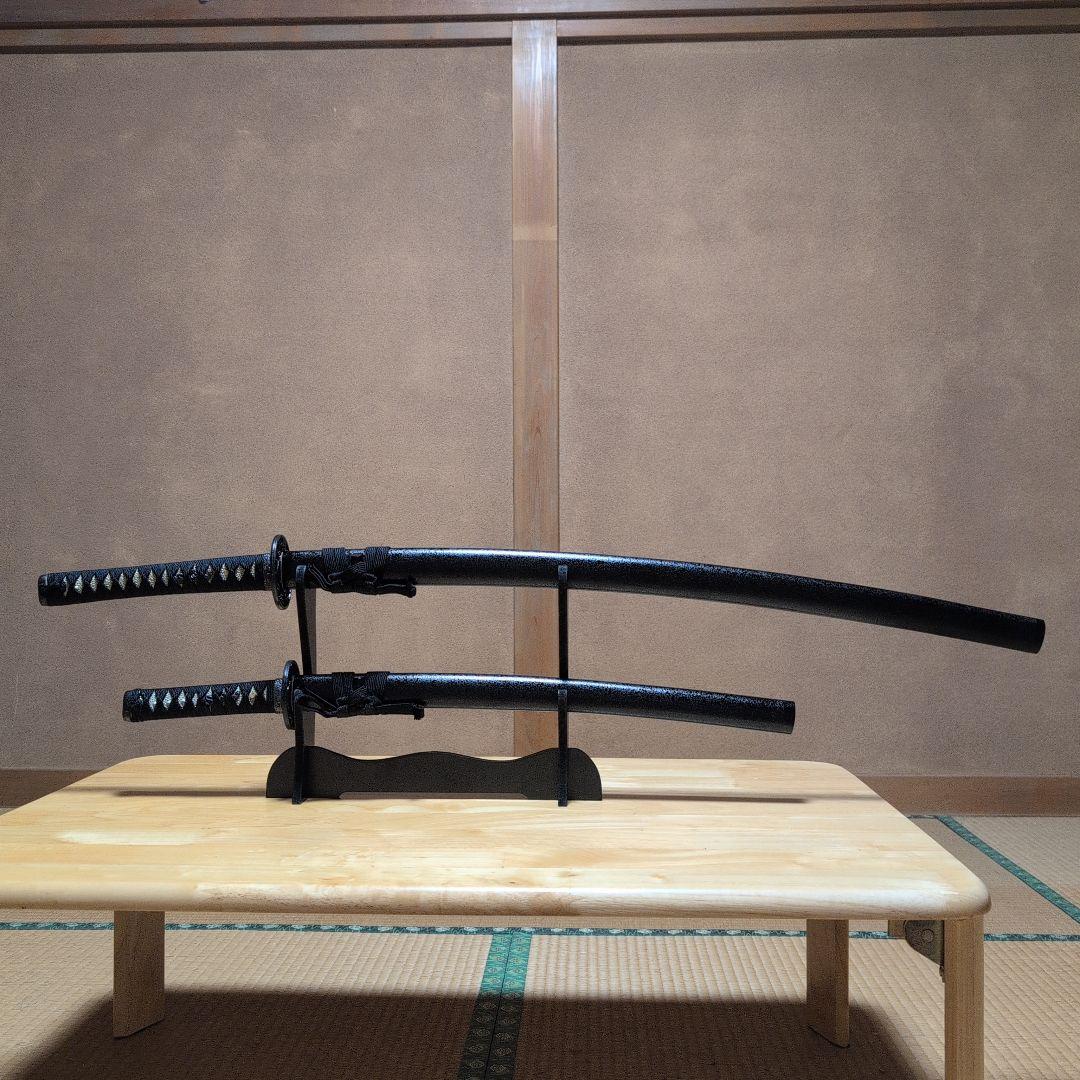 模造刀 (黒石目拵え) 打刀＋脇差し＝二振りセット＋刀掛け台　✰フルセット✰