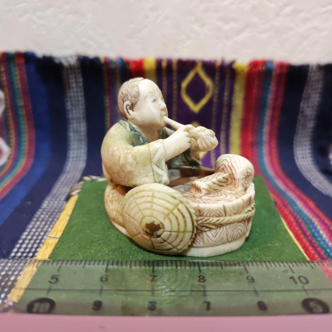 時代提物 彩色人物根付 天然素材 在銘【煙管で一服】高さ約3.9cm 重約33ｇ