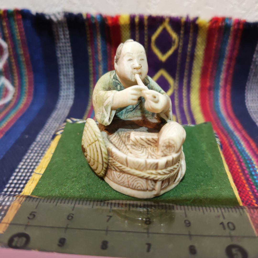 時代提物 彩色人物根付 天然素材 在銘【煙管で一服】高さ約3.9cm 重約33ｇ