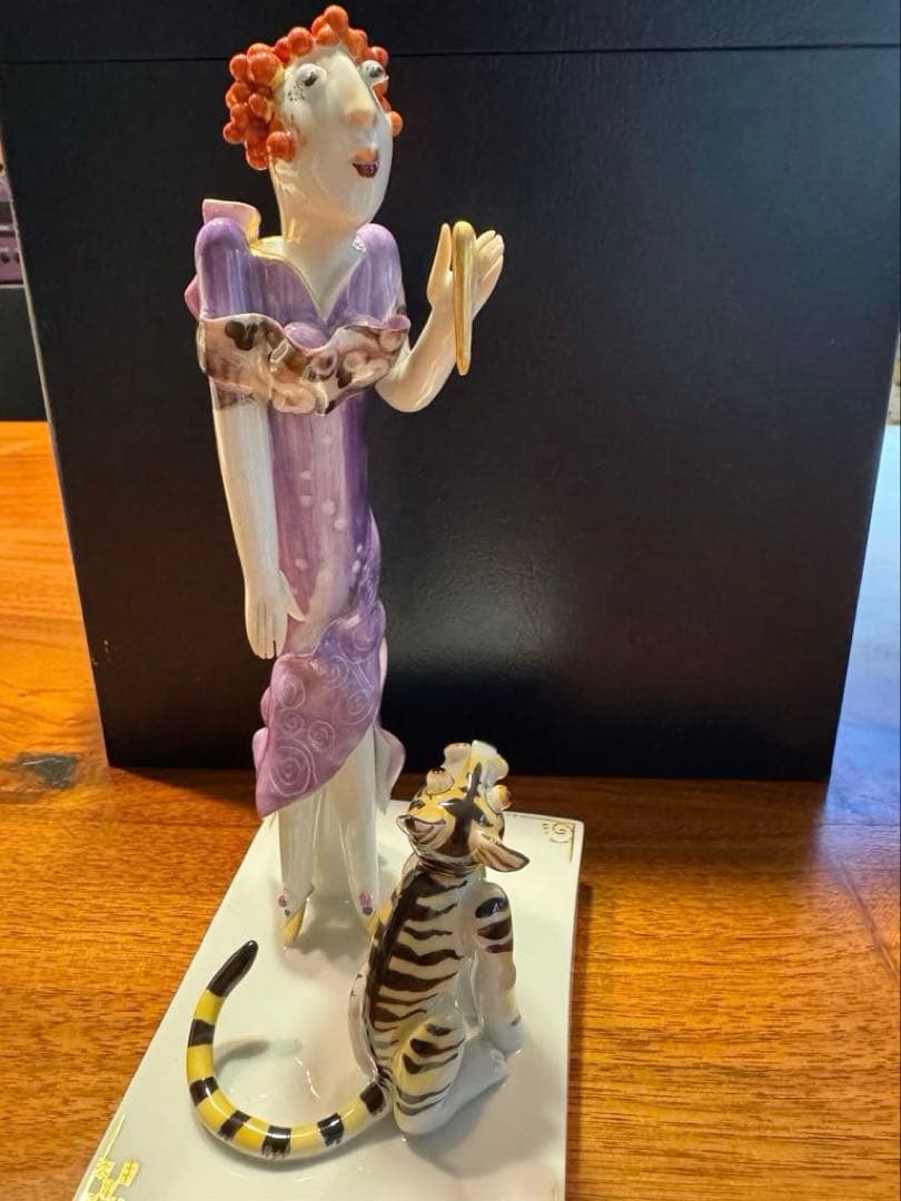 マイセン　手ひねりフィギュリン　女性と猫の置物　台付