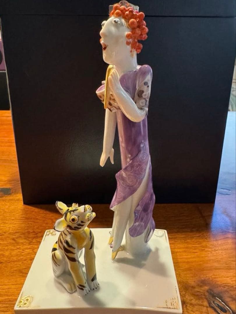 マイセン　手ひねりフィギュリン　女性と猫の置物　台付