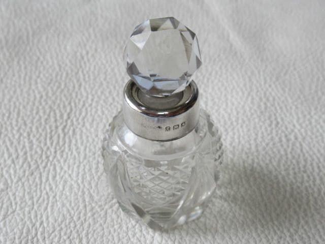 美品 1901年製 英国製◆蓋の下側純銀製 瓶は切子 多面カット蓋付小瓶/香水瓶
