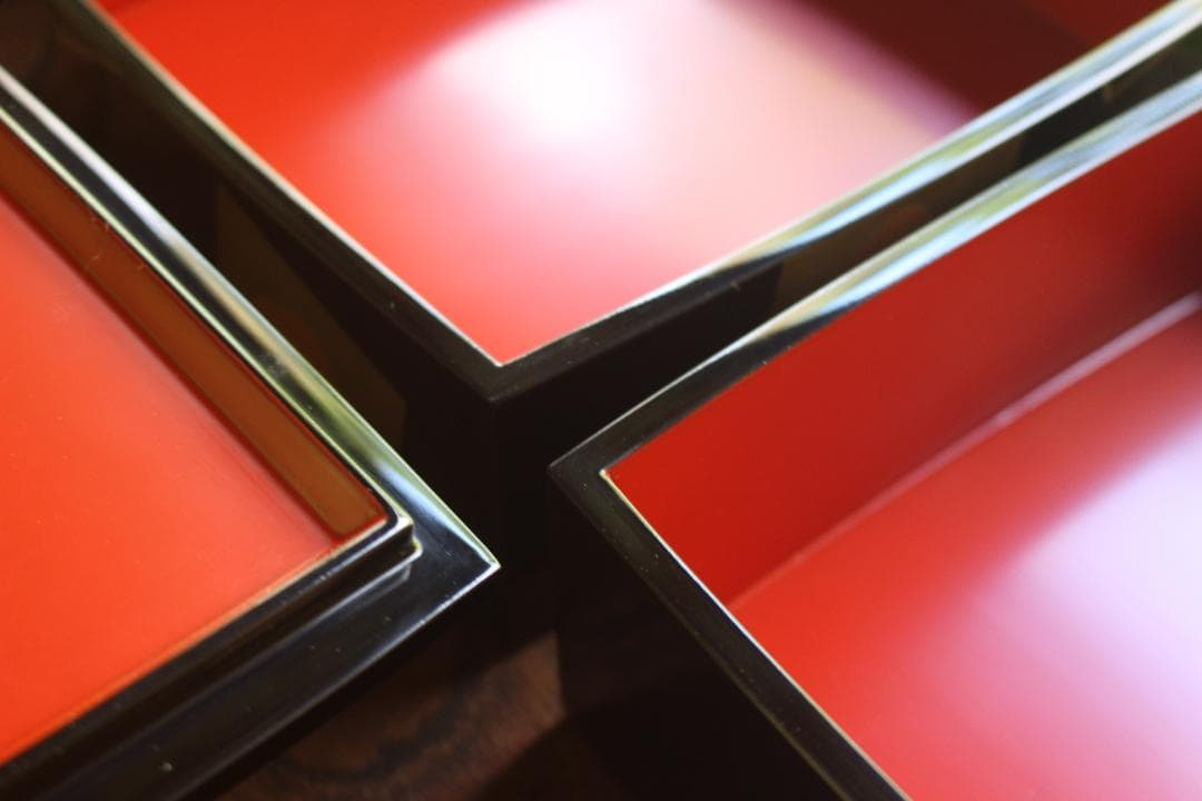 デッドストック！上質内朱黒漆に優美な梅蒔絵の映える台付二段重（検輪島塗重箱お重