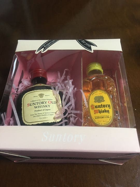 ミニチュア、サントリーウィスキーです。21年前、景品です。