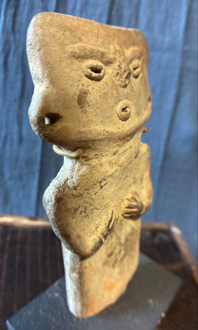 女性の土偶　発掘品　板状土偶　埴輪