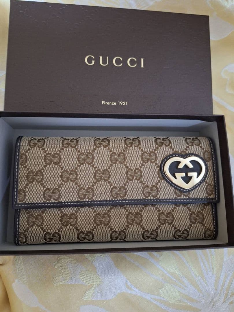 せ*ン様 GUCCI 二つ折り財布 GGパターン
