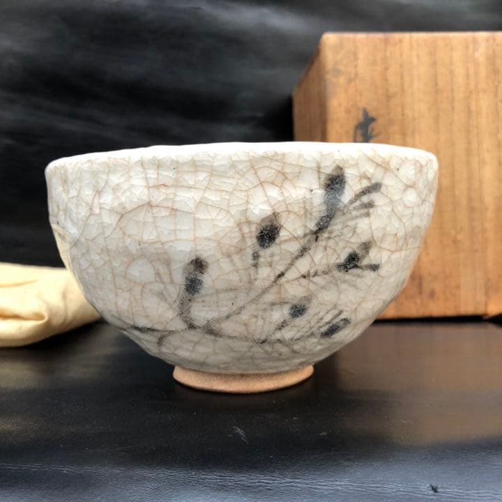 美しい古美術◼️蔵から枝振りの見事な松が描かれた抹茶茶碗が出てきました。茶道具