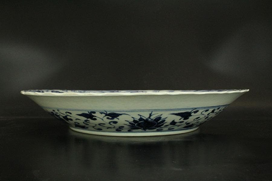 中国美術 纏枝蓮花 水鳥紋 染付大皿 時代物(A577)