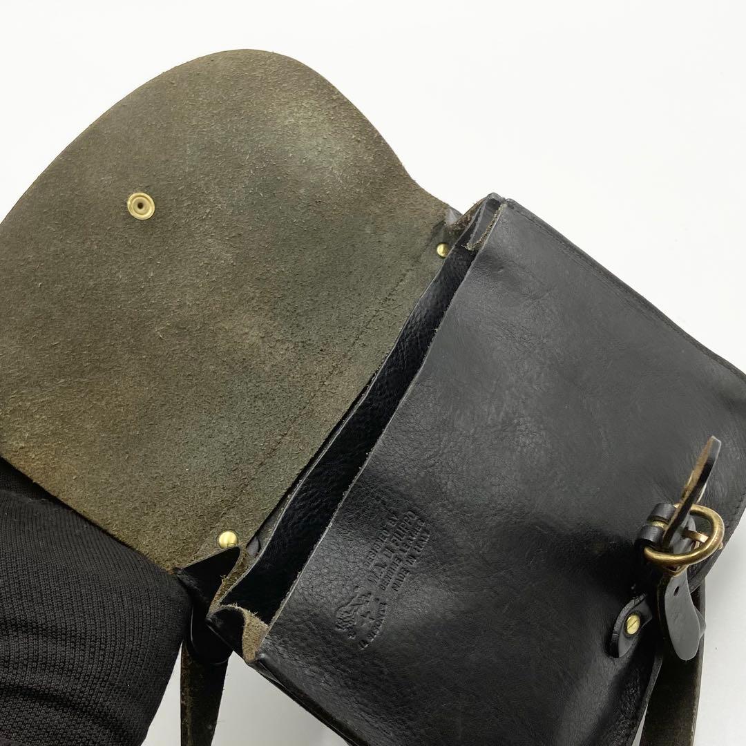 イルビゾンテ　ショルダーバッグ　フラップ　ロゴ刻印　オールレザー　ブラック