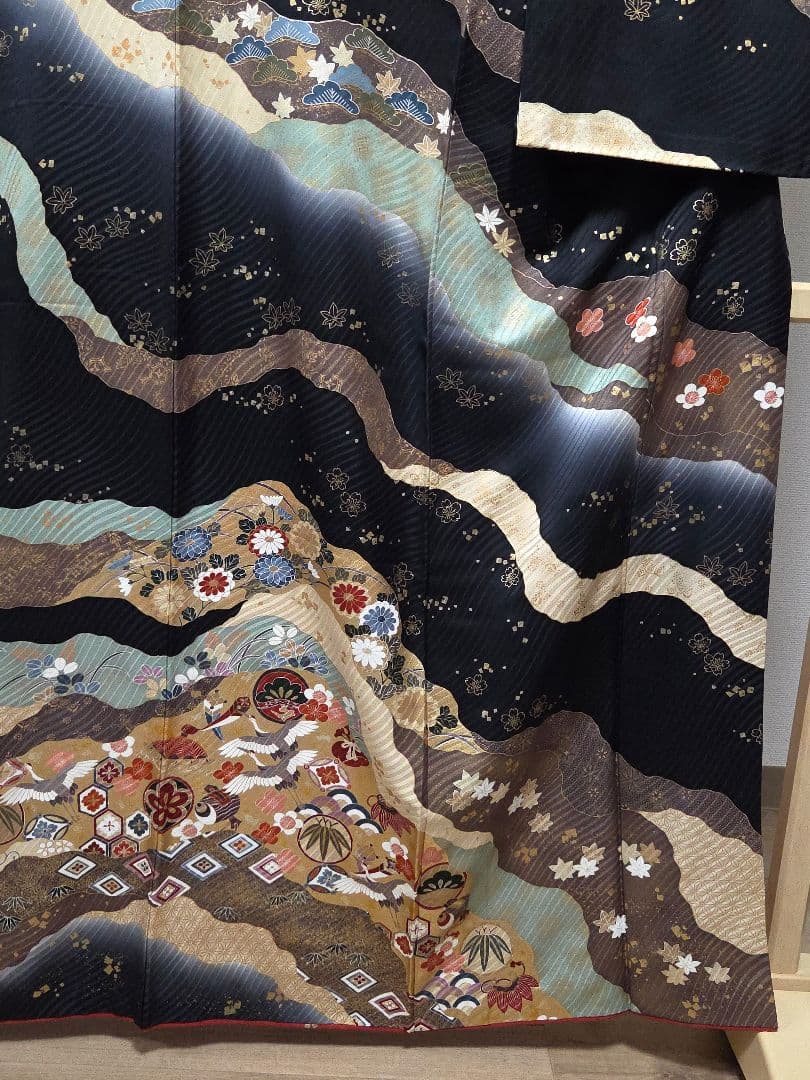 B◆着物くつろぎ 吉祥文様 金彩 金駒刺繍 黒 袷 正絹 中振袖 着物