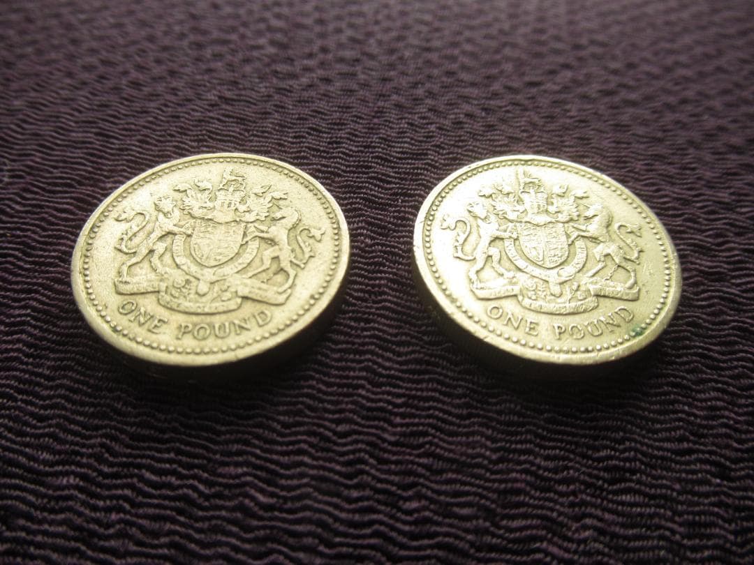 イギリス エリザベス2世 1ポンド硬貨 1983年 通常版＋エラー版 2枚セット
