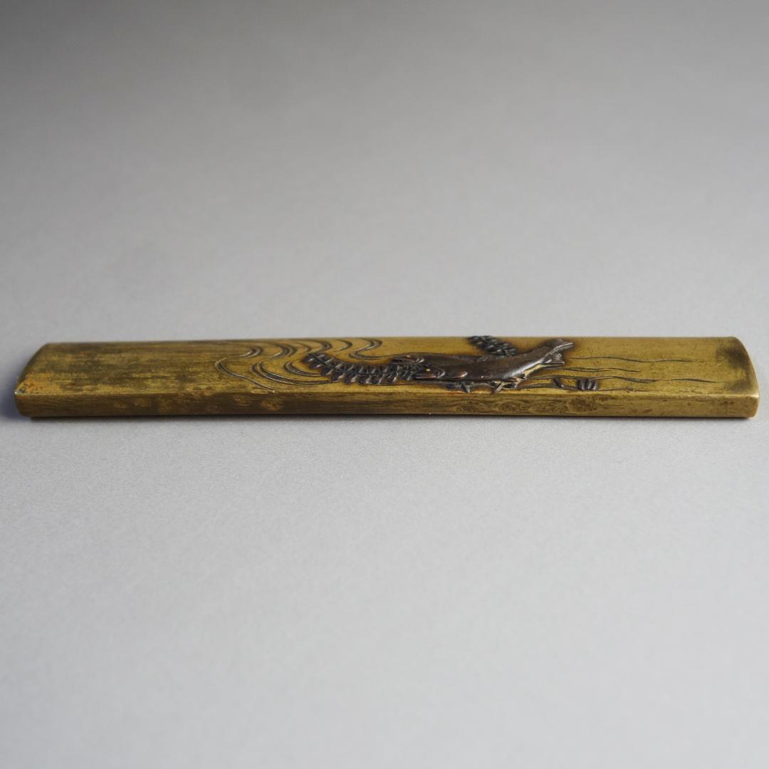 【 在銘 政利 真鍮地 象嵌 片切彫 水草に双鮎図小柄 】 鍔 鐔 小柄 刀装具