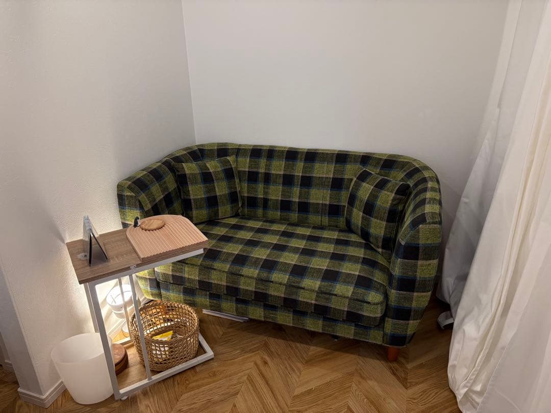 緑と黒のチェック柄コーナーソファ