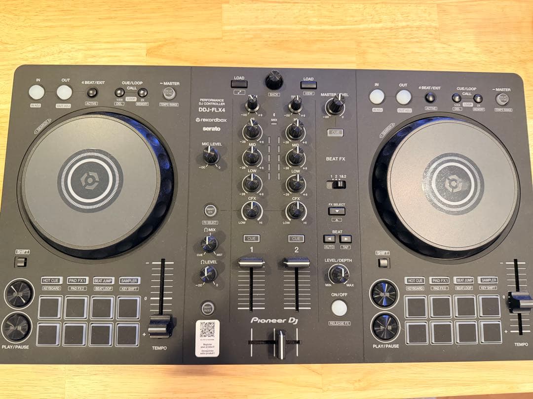 Pioneer DJ DDJ-FLX4 コントローラーとスタンド