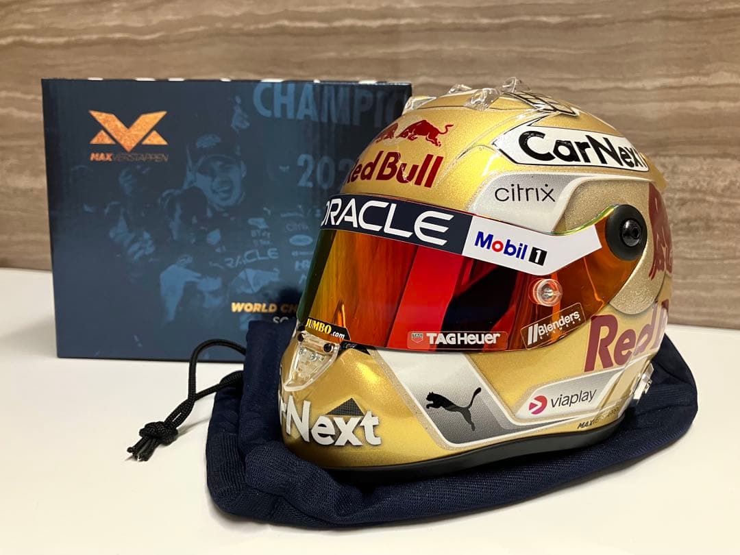 1/2 ヘルメット 2022 M.フェルスタッペン Wチャンピオン2連覇仕様