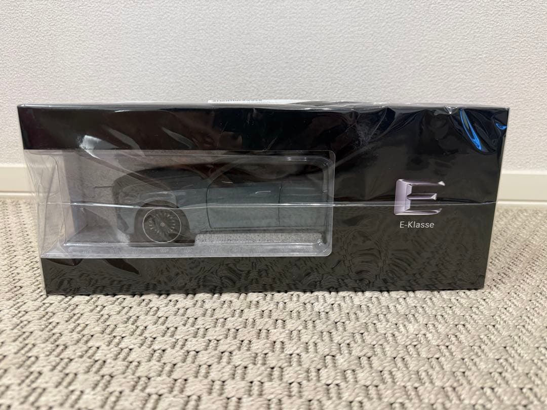 ラ*ラ様 Mercedes-Benz E-Klasse ミニカー 1:18