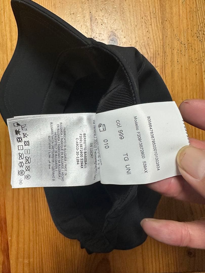 MONCLER ブラック キャップ ロゴ入り