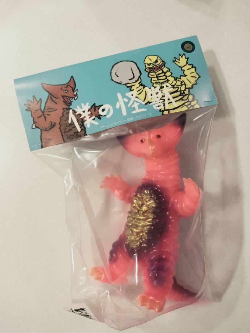 STRANGE GALLERY　ゴモラ(桃蓄光)　ソフビ　ウルトラマン