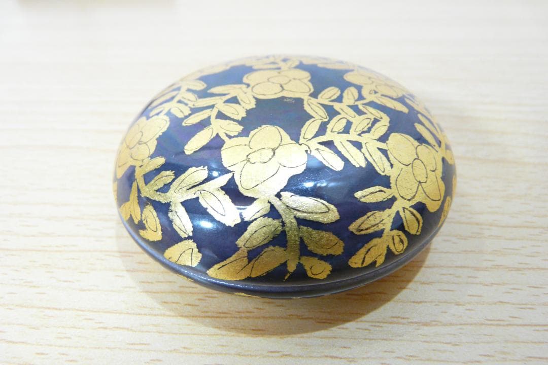 小野珀子 造　金襴手 香合　勿忘草の絵　釉裏金彩　本物保証