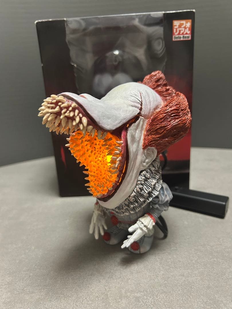 イット　ペニーワイズ スケアリーVer.（発光仕様）　デフォリアル