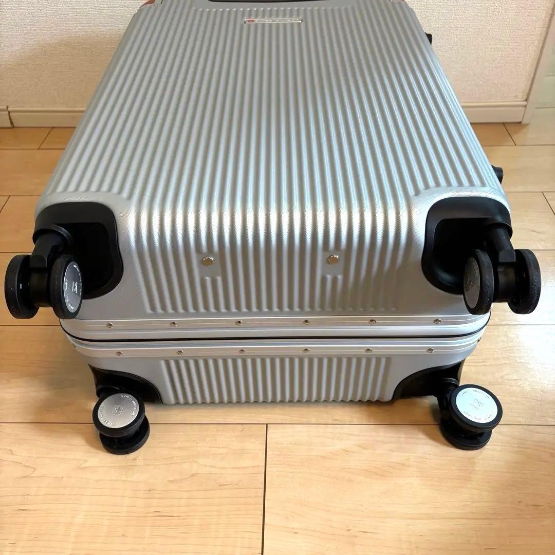 SWISS MILITARY 24IN 64L プレミアムスーツケース　64Ｌ