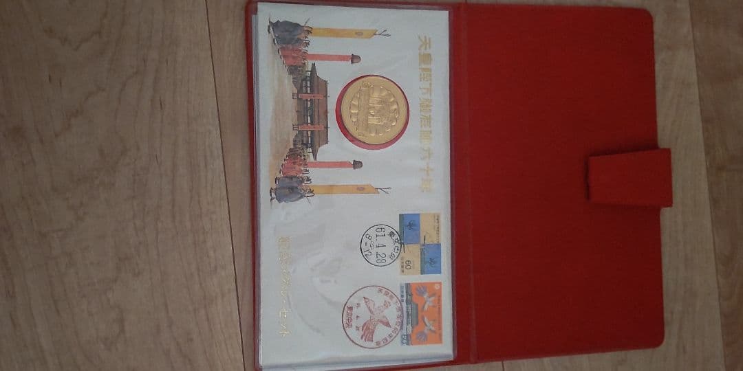 天皇陛下御在位60年記念メダル 銀色 装飾的なデザイン