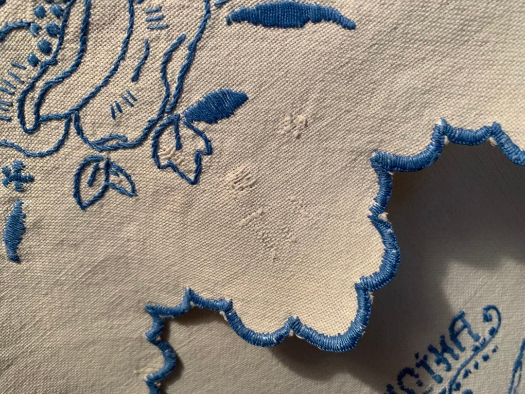 フランスアンティーク　可愛い燕2羽とガーランドがブルーの糸で刺繍された素敵な布！