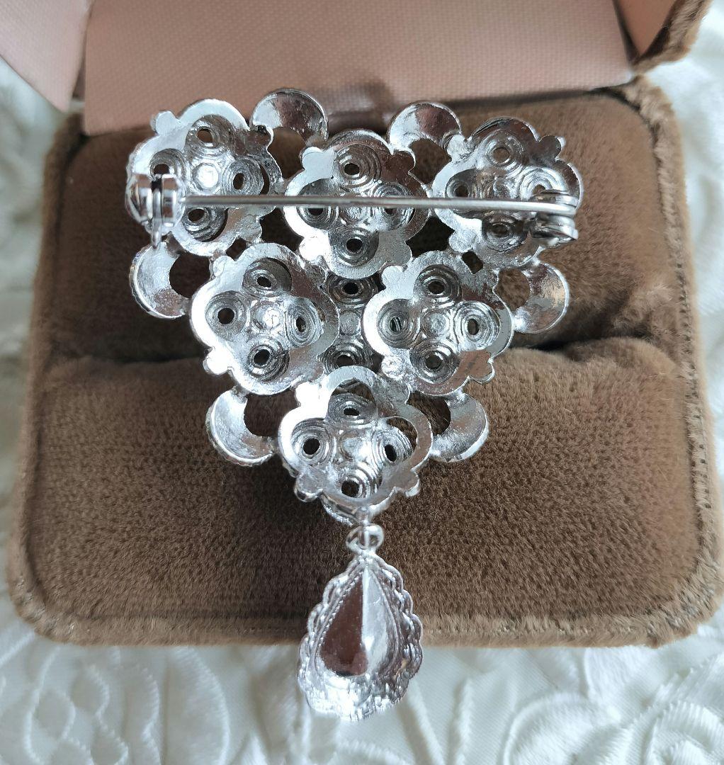 ターコイズカボションの花 シルバーカラー スイングするブローチ と他4点