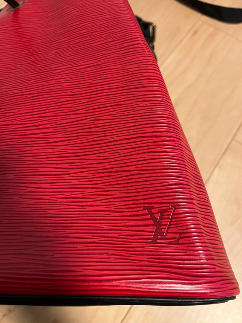 ルイヴィトン　エピ　プチノエ　赤