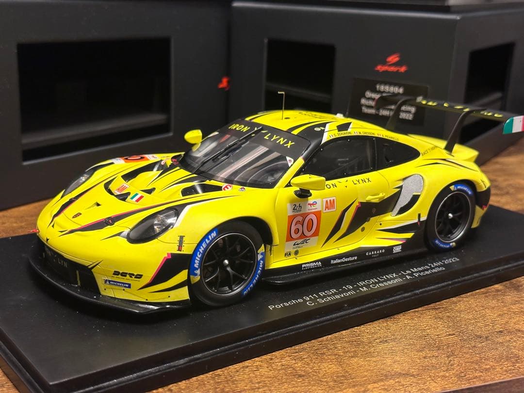 スパーク　1/18 porsche911 rsr-19 iron lynx