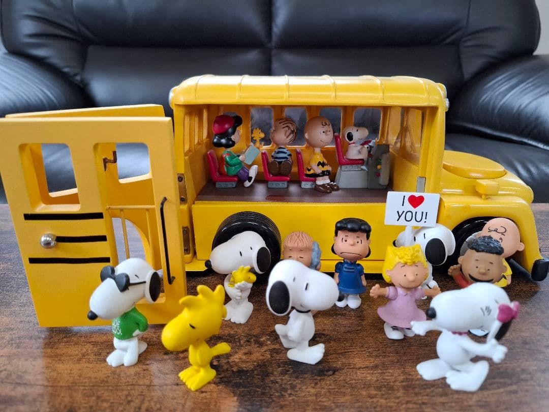 スヌーピー ス クールバス とフィギュアセット