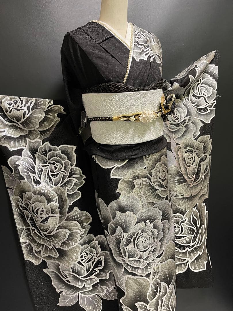 豪華絢爛金彩振袖【振袖・訪問着に◆薔薇】薔薇 黒 銀 白