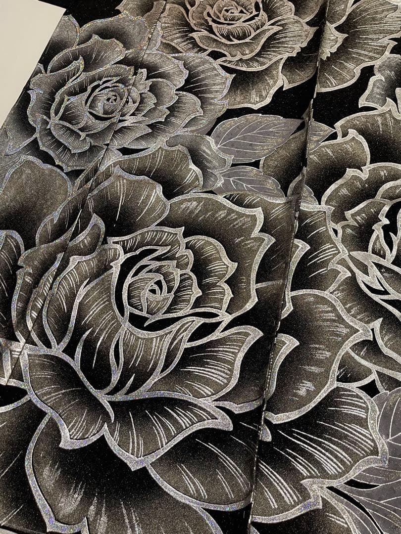 豪華絢爛金彩振袖【振袖・訪問着に◆薔薇】薔薇 黒 銀 白