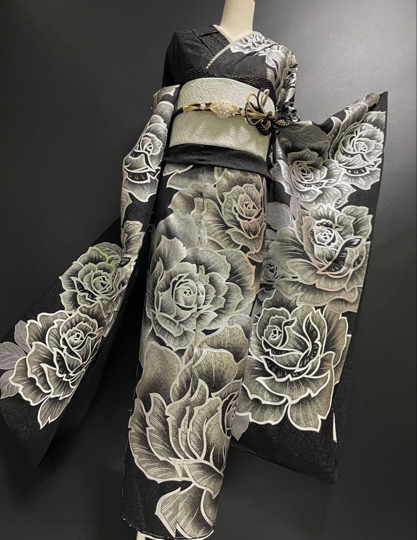豪華絢爛金彩振袖【振袖・訪問着に◆薔薇】薔薇 黒 銀 白