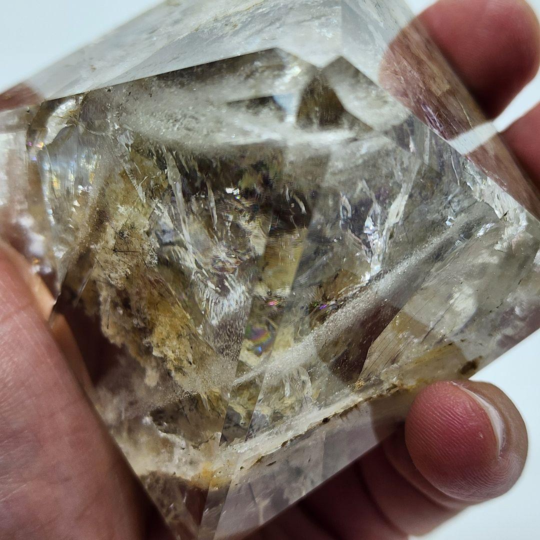 ガーデン水晶の珍しいピラミッド型置物